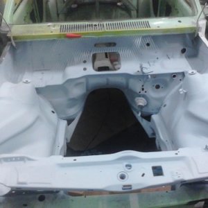Motorraum grundiert