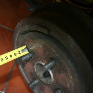 Radbolzen hinten CIH