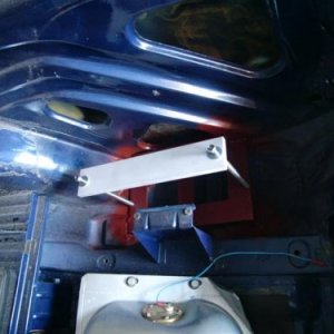 Batteriehalter im Kofferraum