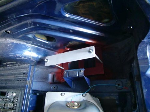 Batteriehalter im Kofferraum
