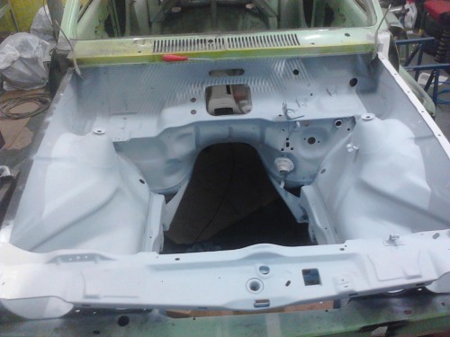Motorraum grundiert