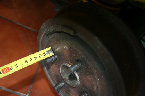 Radbolzen hinten CIH